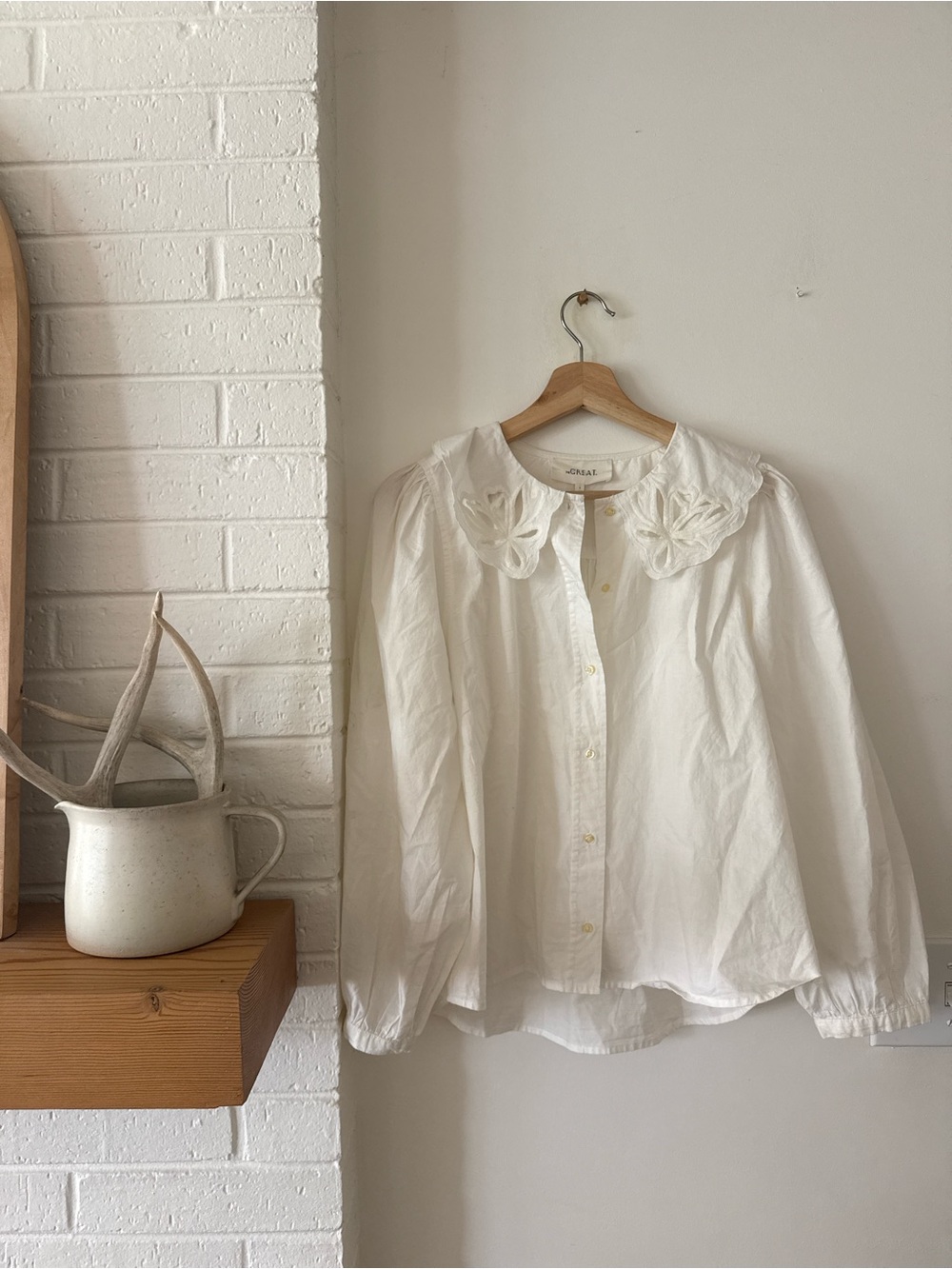 THE GREAT. Women's White Button-Down Shirt with Embroidered Collar